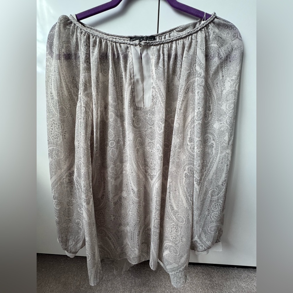 Rose & Olive Gray Patterned Top with lining. Size 1X.